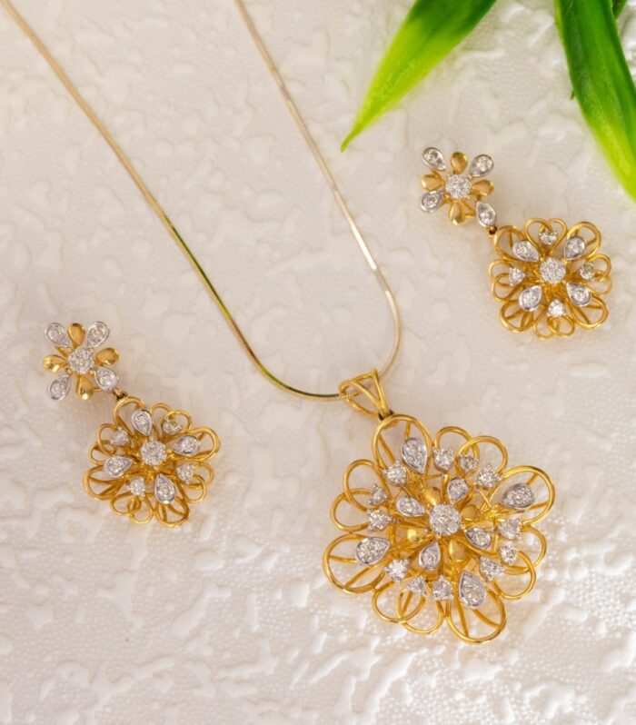 The alt triflora Pendant set
